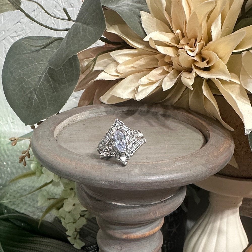 NWT Elegant Silver Women's Ring